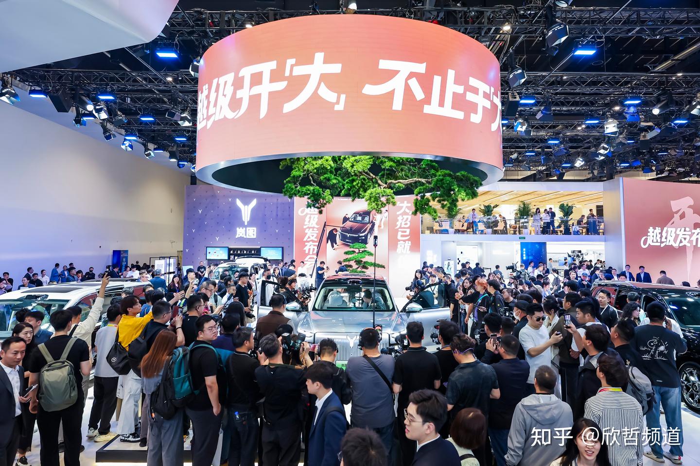 岚图泰山X8领衔 岚图携SUV+MPV+轿车全矩阵亮相北京车展