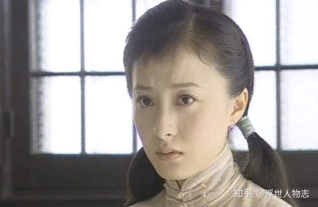 这一年,她饰演了《情深深雨濛濛》中的可怜女孩可云.