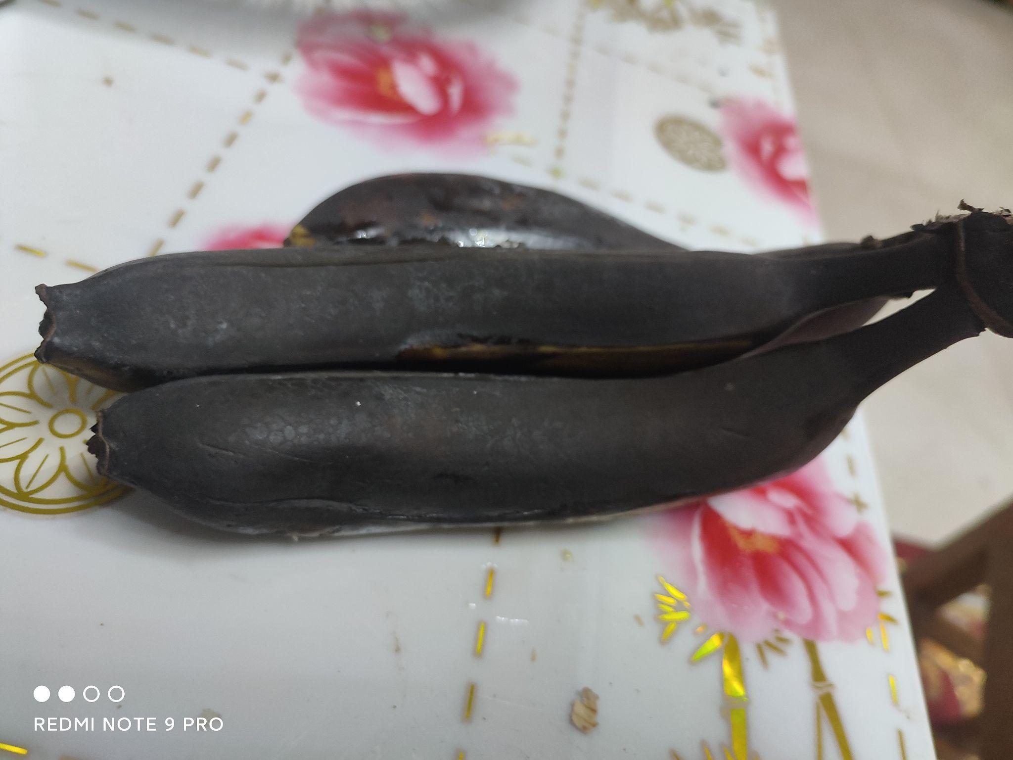 以前蒸香蕉还是那样现在我见到的蒸香蕉原来这么黑我简直不相信这蒸