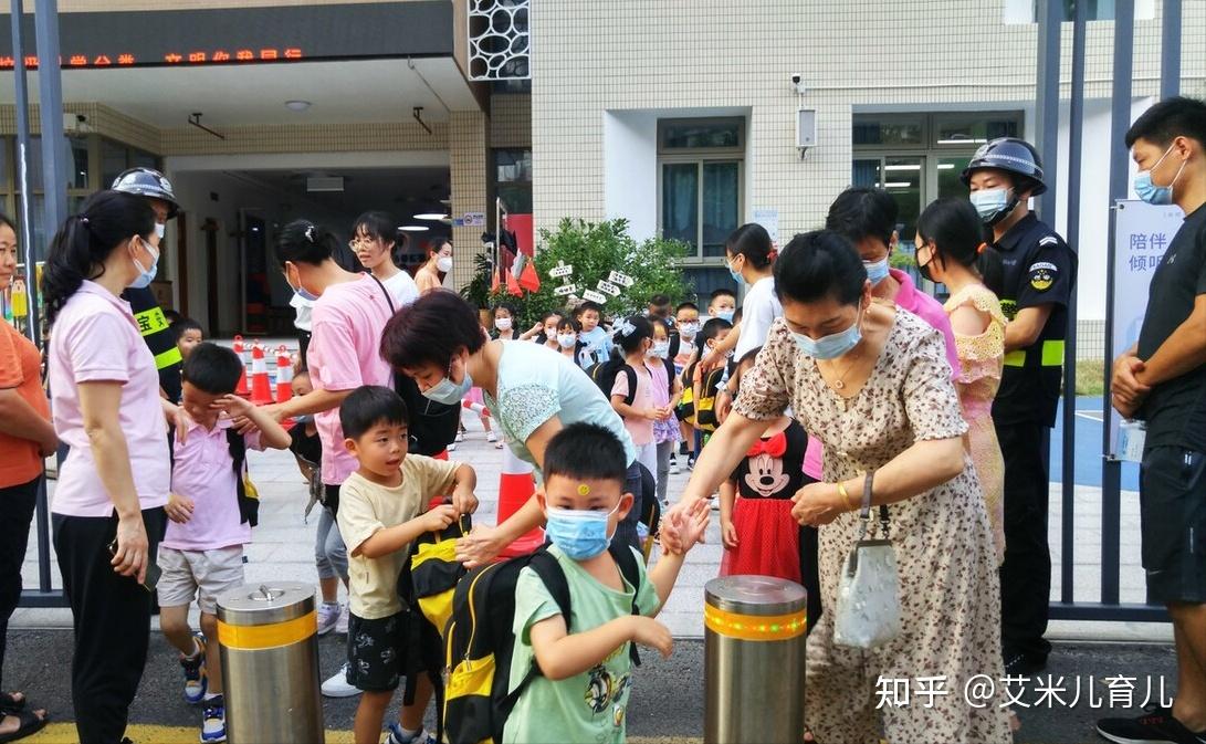 幼儿园放学后,总是被家人晚接的孩子容易自卑,家长要尽量避免