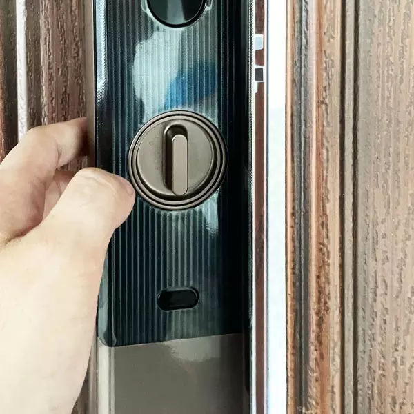 鹿客猫眼智能门锁r1m室外的开锁方式有很多,室内的开锁方式也不少.