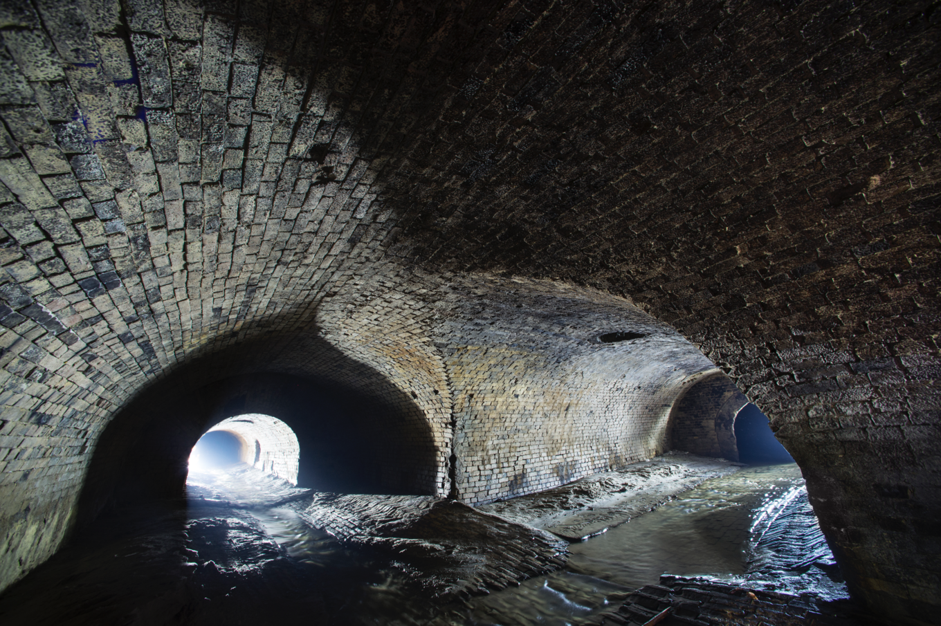 乌克兰克莱万树木形成的自然爱情隧道 夏日美丽隧道中的老铁路 照片焦点偏离 库存照片 - 图片 包括有 æ·±åº¦, é­: 199246850
