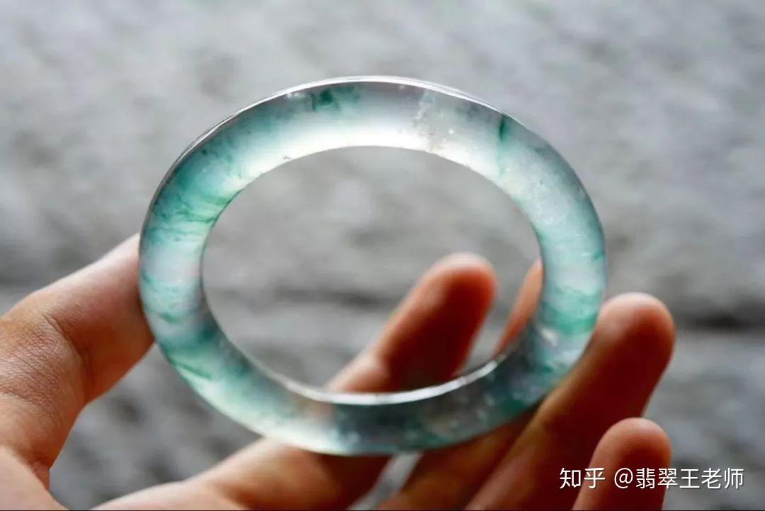 王老师翡翠：选购手镯时，一定不要这样拿手镯！正确方法教给你 - 知乎