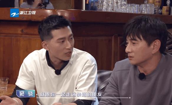 50岁吴奇隆当众痛哭,何炅一句话点破真相:人到中年,没有朋友