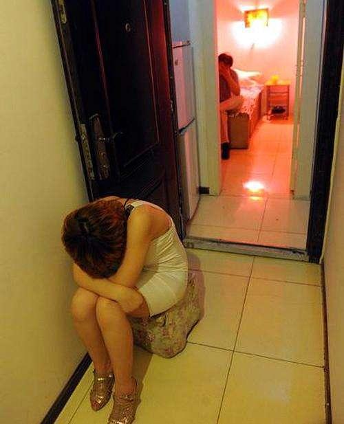 早晨上班老婆赖床不肯起理由很充分我却很无耐