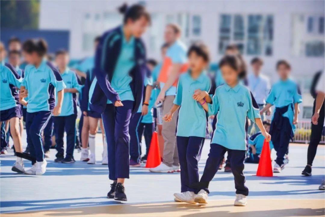 深圳国际学校校服大比拼城市绿洲简约大方万科双语青春靓丽