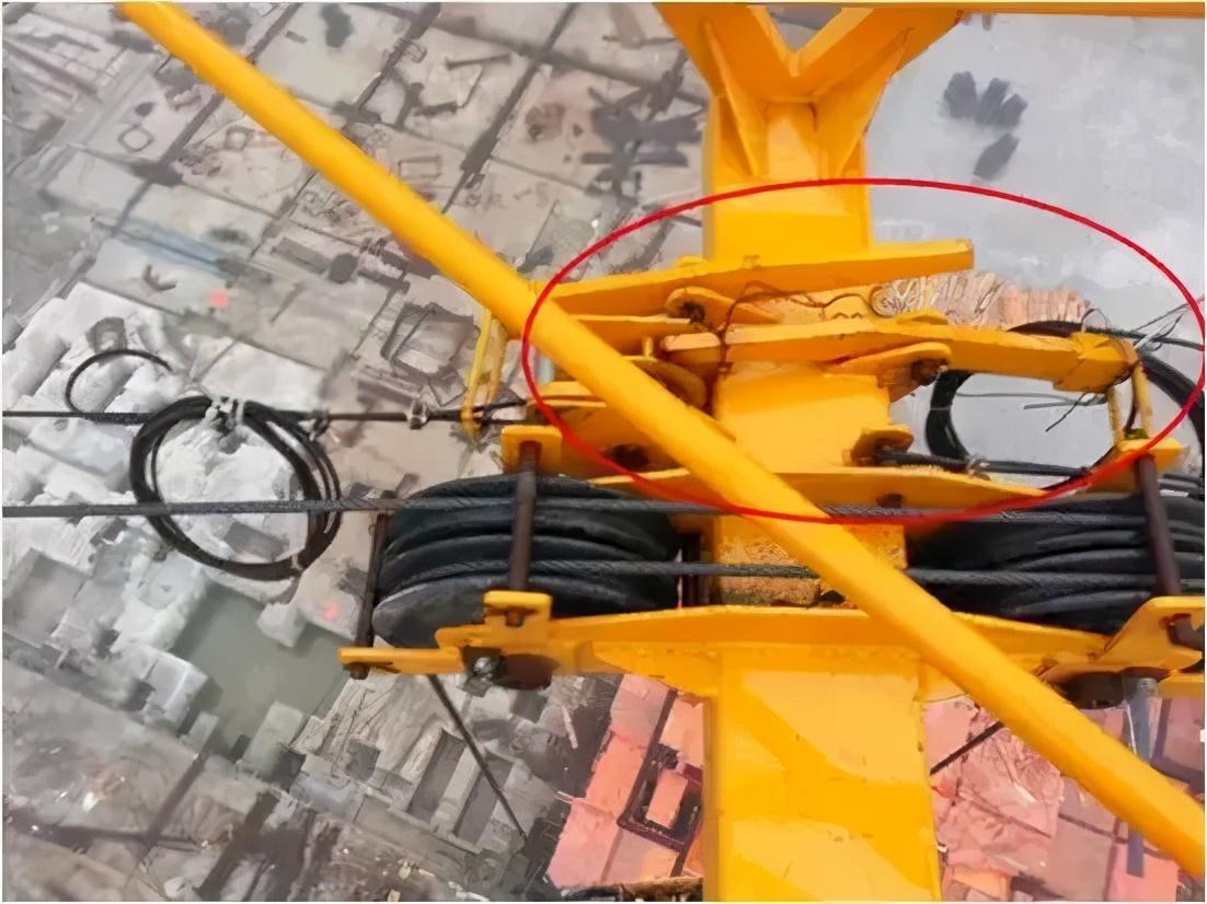 八 塔吊施工现场泥泞混乱搅拌机料斗挂钩用直径8钢管代替七 搅拌机