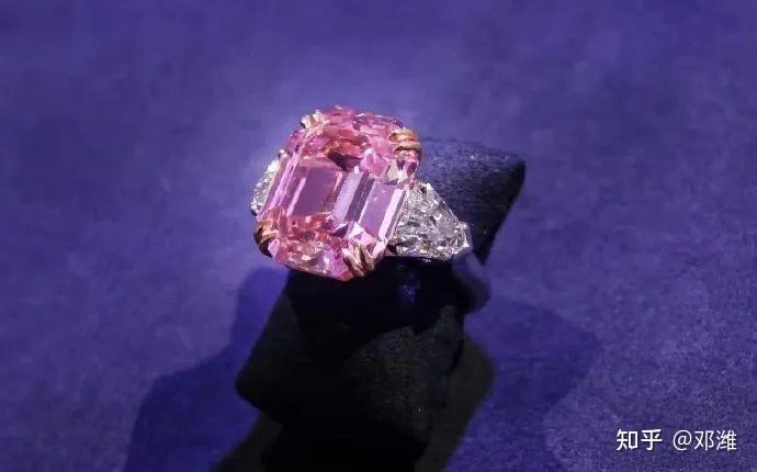 在澳门见到何超琼戴金色胸针气场绝了顶级名媛怎么选珠宝