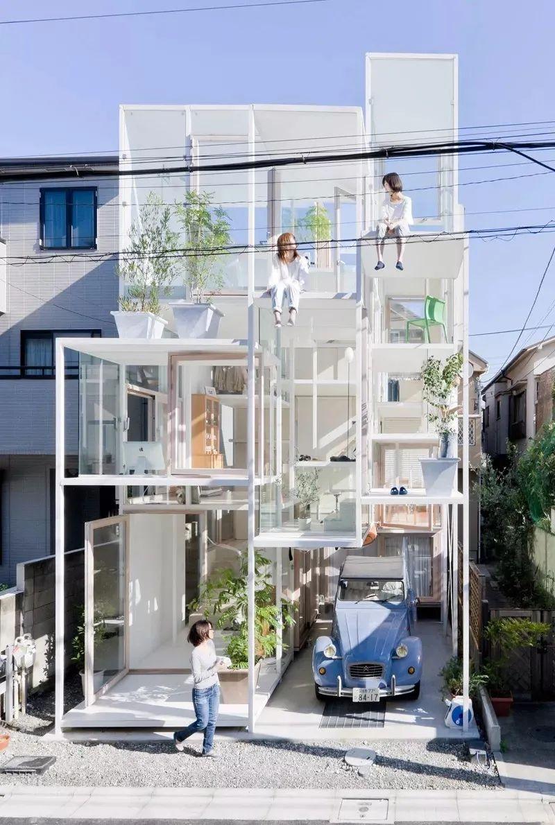 房子的面积共有914平米,用全透明的玻璃及白色钢架建造,在房子内可以