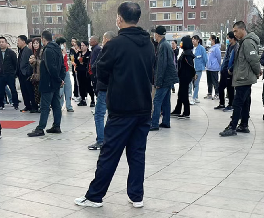 为啥就中国人，喜欢站着的时候伸出去一条腿？ - 知乎