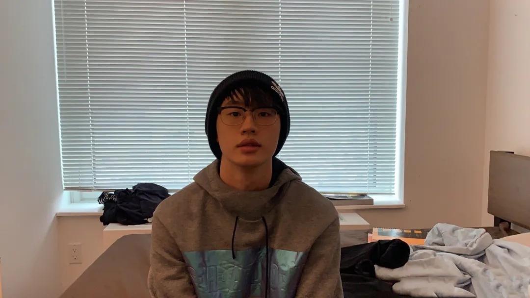 新世代中被质疑实力差,粉丝直指因他被网暴,参加创造营被狂锤,成名后