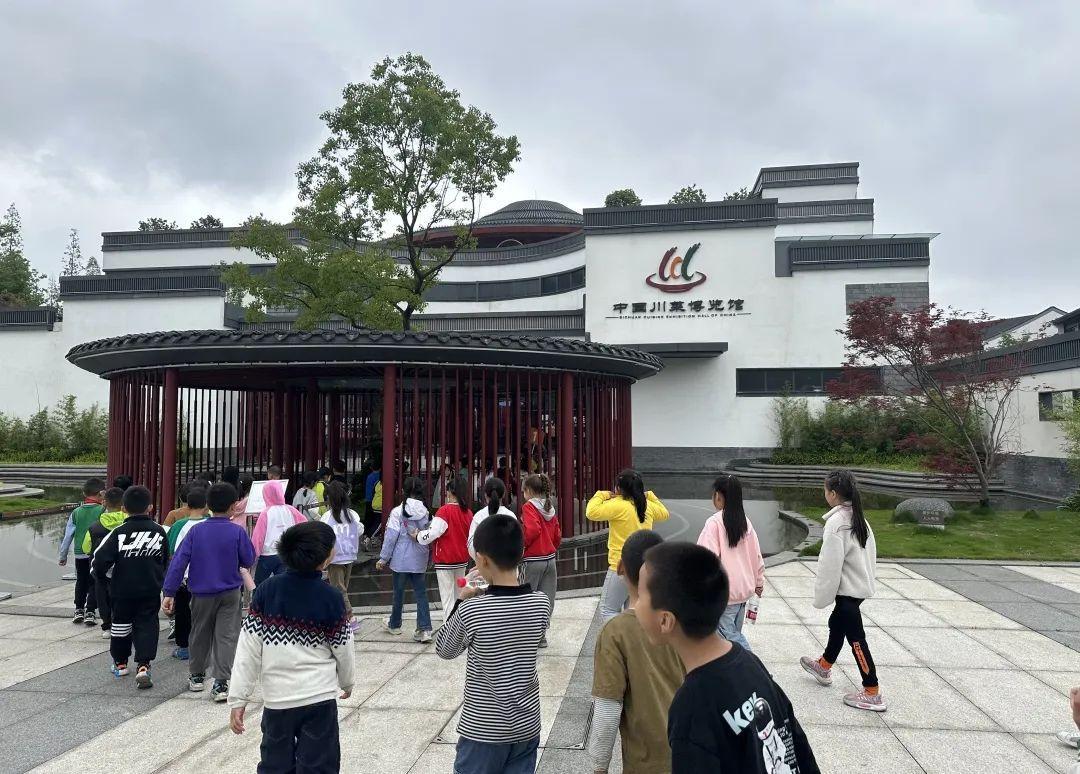 四川天府新区籍田小学弘扬川菜文化体验非遗美食