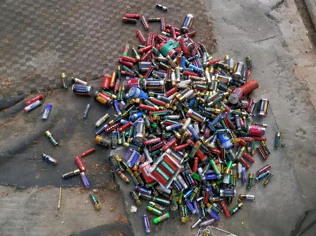 新能源汽车每年退役20万吨电池数以万计的旧电池何去何从