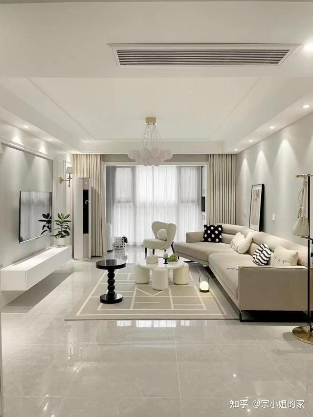 1,客厅起居室是时下最流行的奶白色,地砖选用米白色,给人一种接近纯