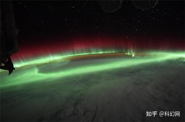 从太空上看极光是什么样的？地球如同被绿色弧状旋涡包裹 - 知乎