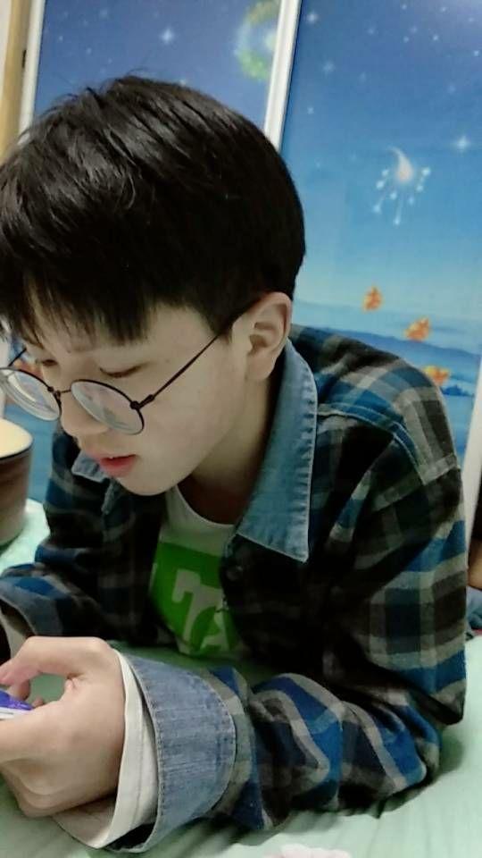 读初二,表面高冷,实际超傲娇的. 学校好像超多迷妹的