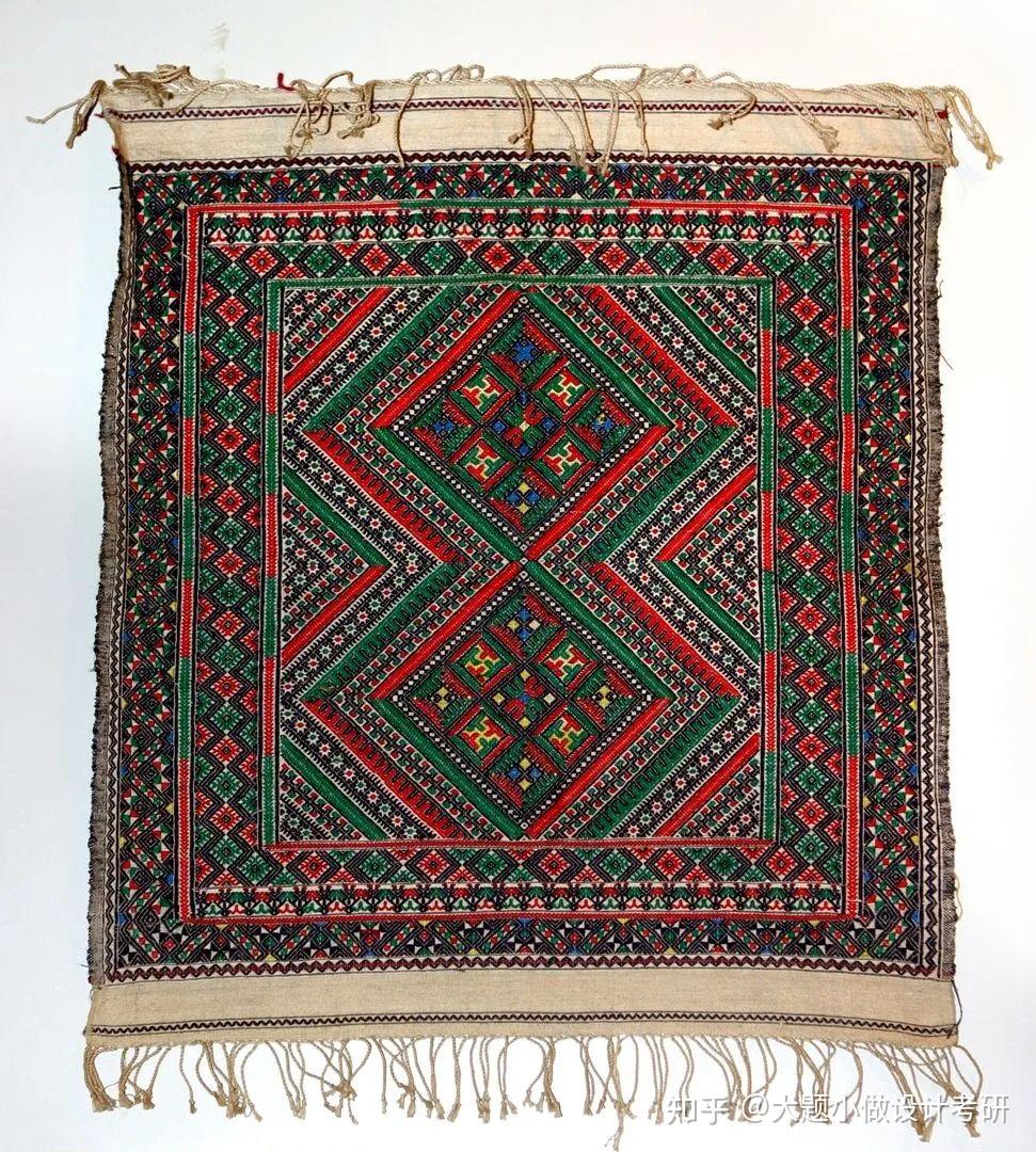 然而,侗族妇女把各种艺术性极高的图案与符号织制在侗锦上,形成一种