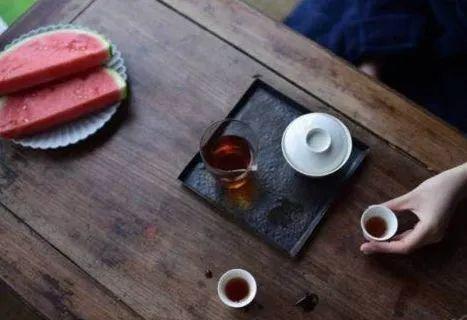 杨柳枝月下饮茶图片