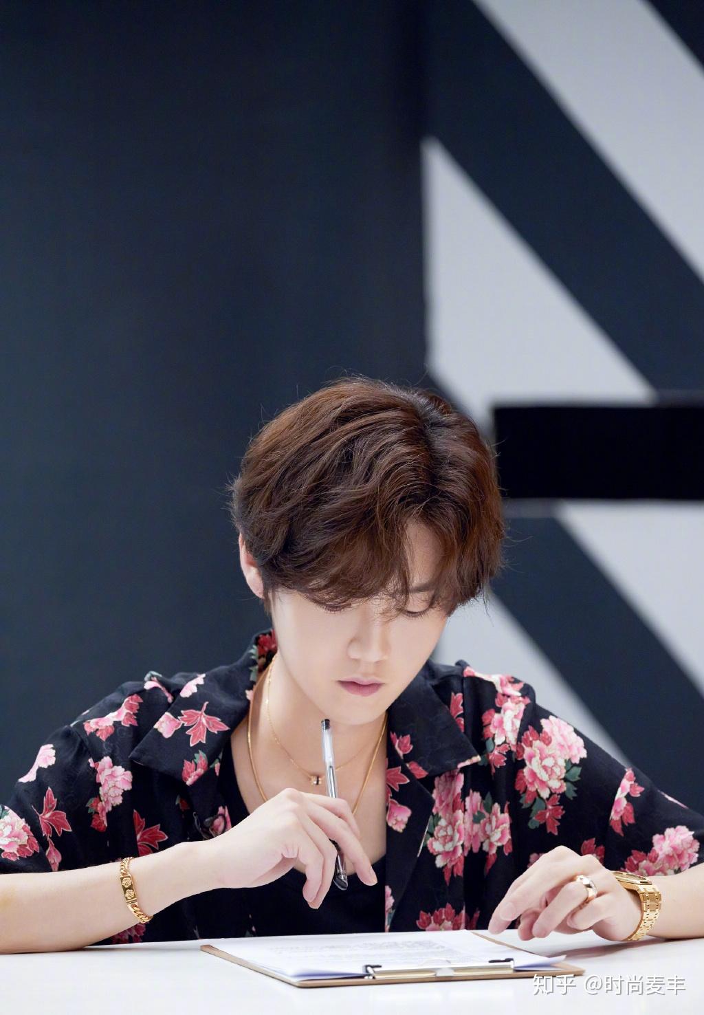 "花美男"鹿晗上线,穿黑底牡丹印花衬衫出镜,配金首饰太精致了 - 知乎