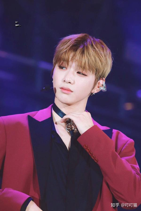 姜丹尼尔啊,不笑很性感,笑起来就是大狗狗