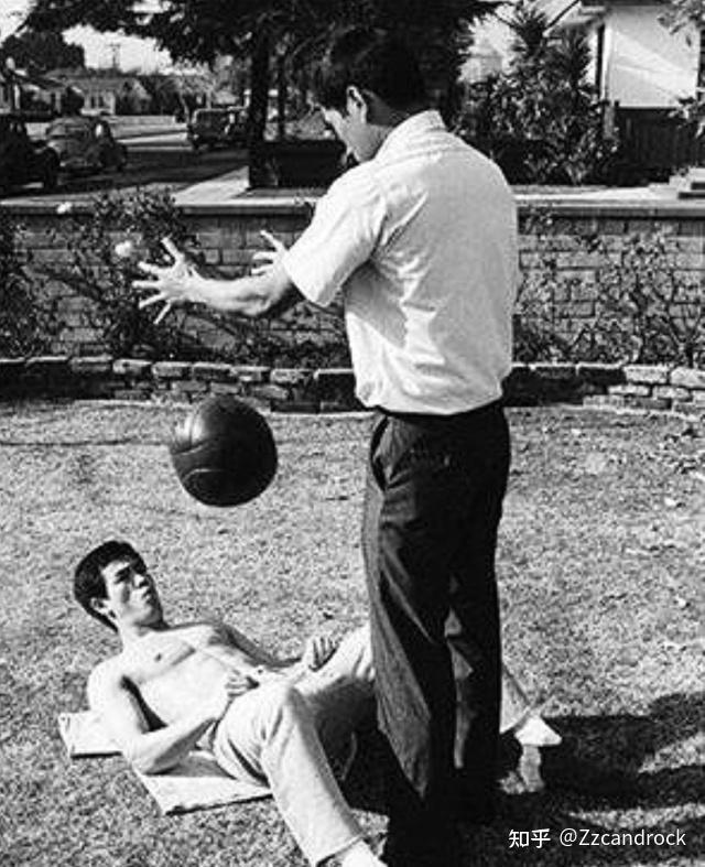 ②李小龙的"二指禅",听说一指禅的倒是很多,但几乎都做不