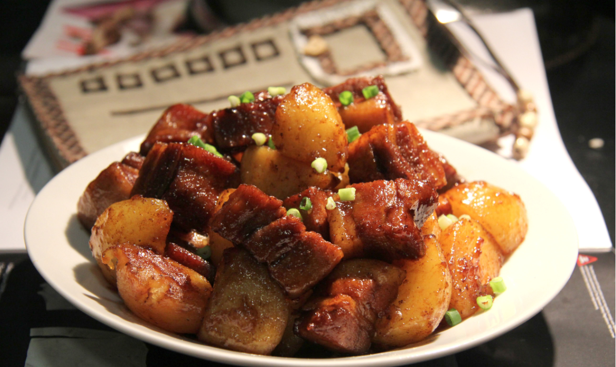 红烧肉炖土豆图图片