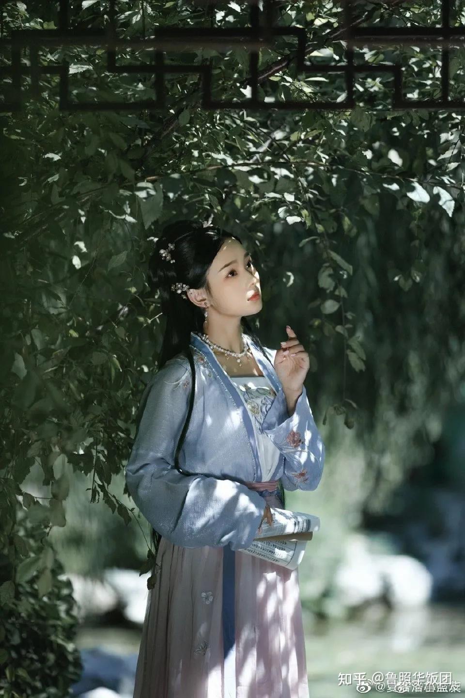 演员鲁照华古装素净又淡雅尽显中国女性古典美