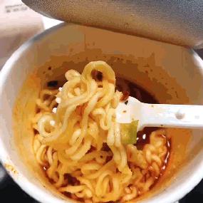 在办公室吃了10桶泡面我哭了办公室泡面测评