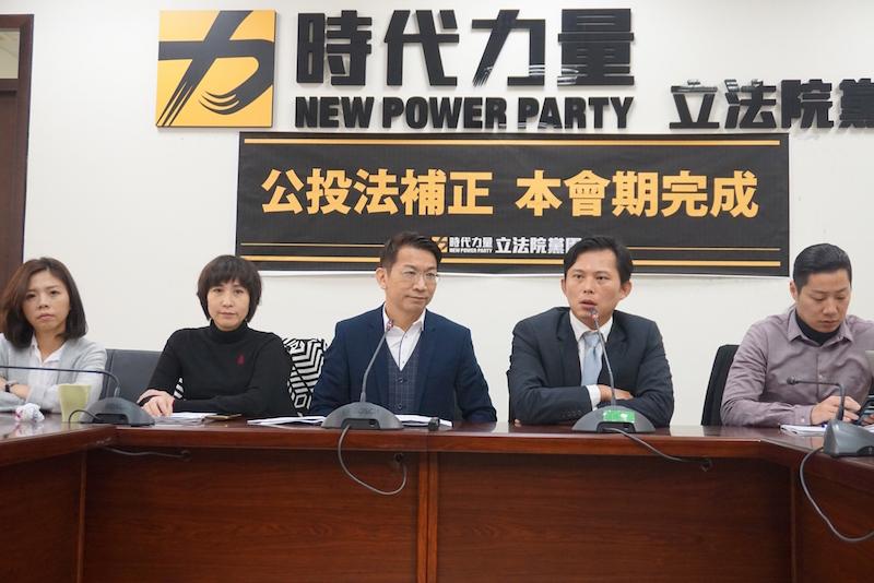 4月21日,将林义雄视为精神领袖的小绿时代力量党,在"立院"内唱和禁食