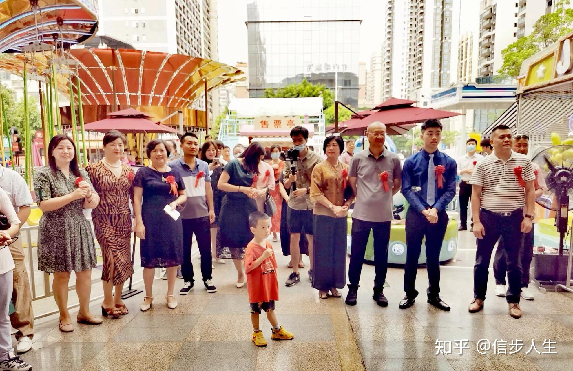 专程赶来参加祝贺开业的嘉宾有:金龙珠宝集团董事长刘旺枝,陈燕芳,王