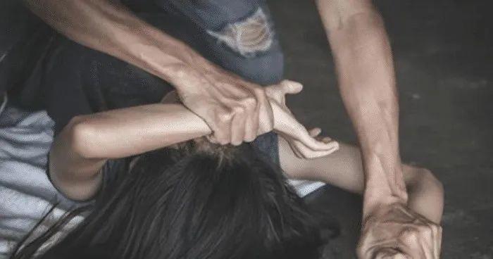 山东男子带女友回家,亲手掐死父亲,调查后发现另有隐情