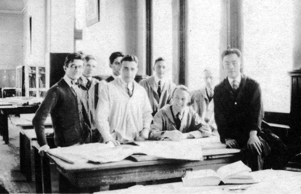 杨廷宝是中国1920年代的留美学生,就读于宾夕法尼亚大学.