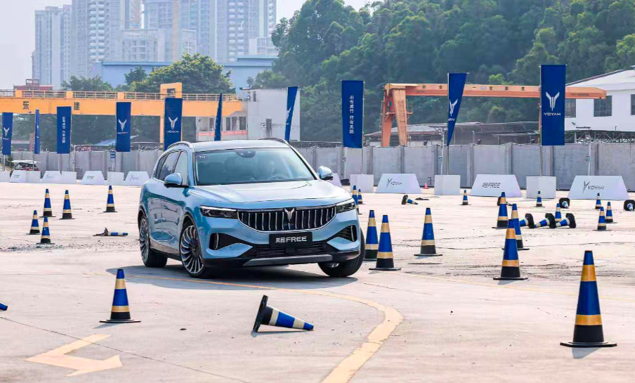 豪华十足实用科技配置试驾岚图free性能具备驾控乐趣