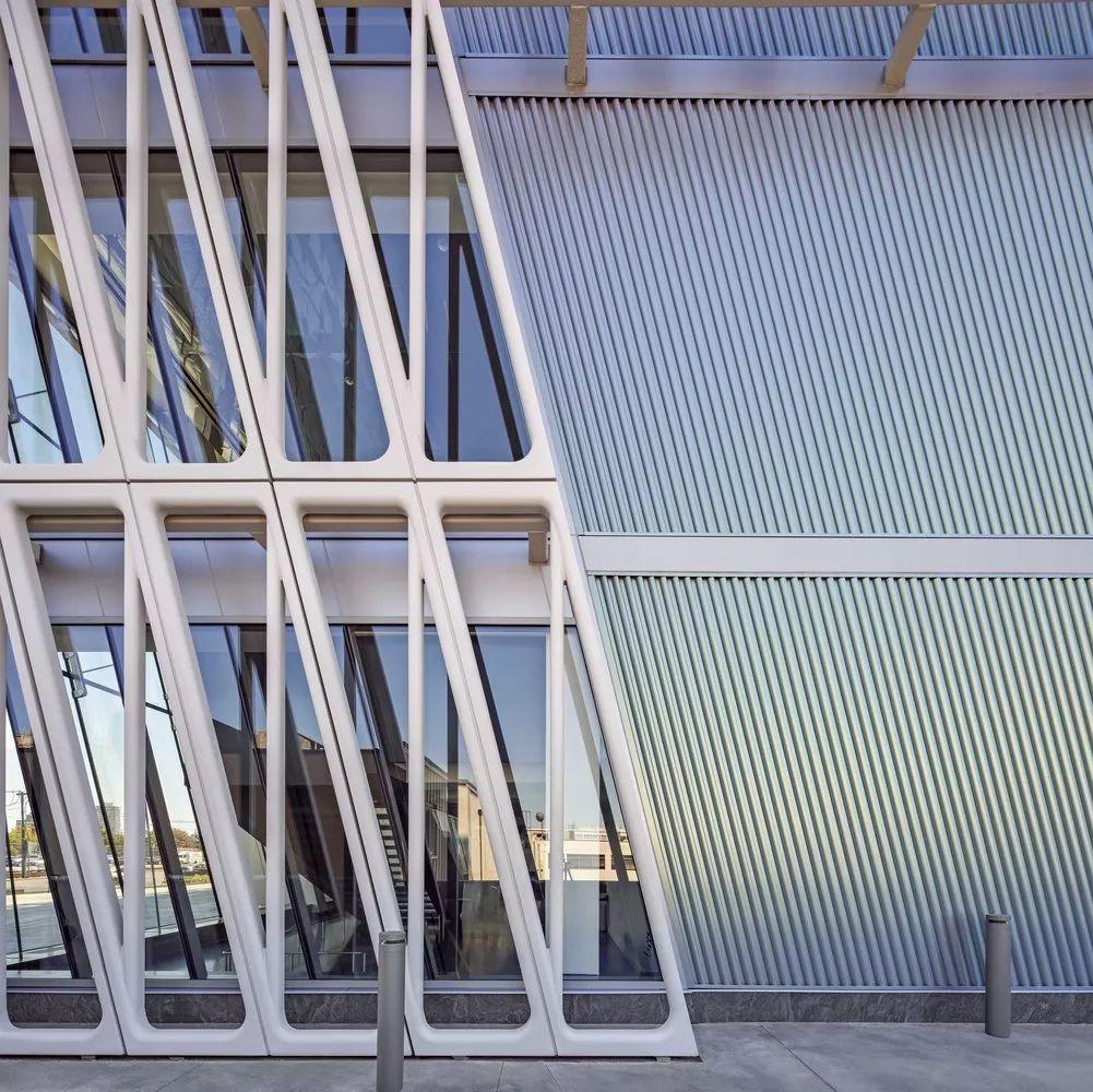 和美术学院制作中心该建筑的曲线造型灵感源自科威特悠久的海事历史