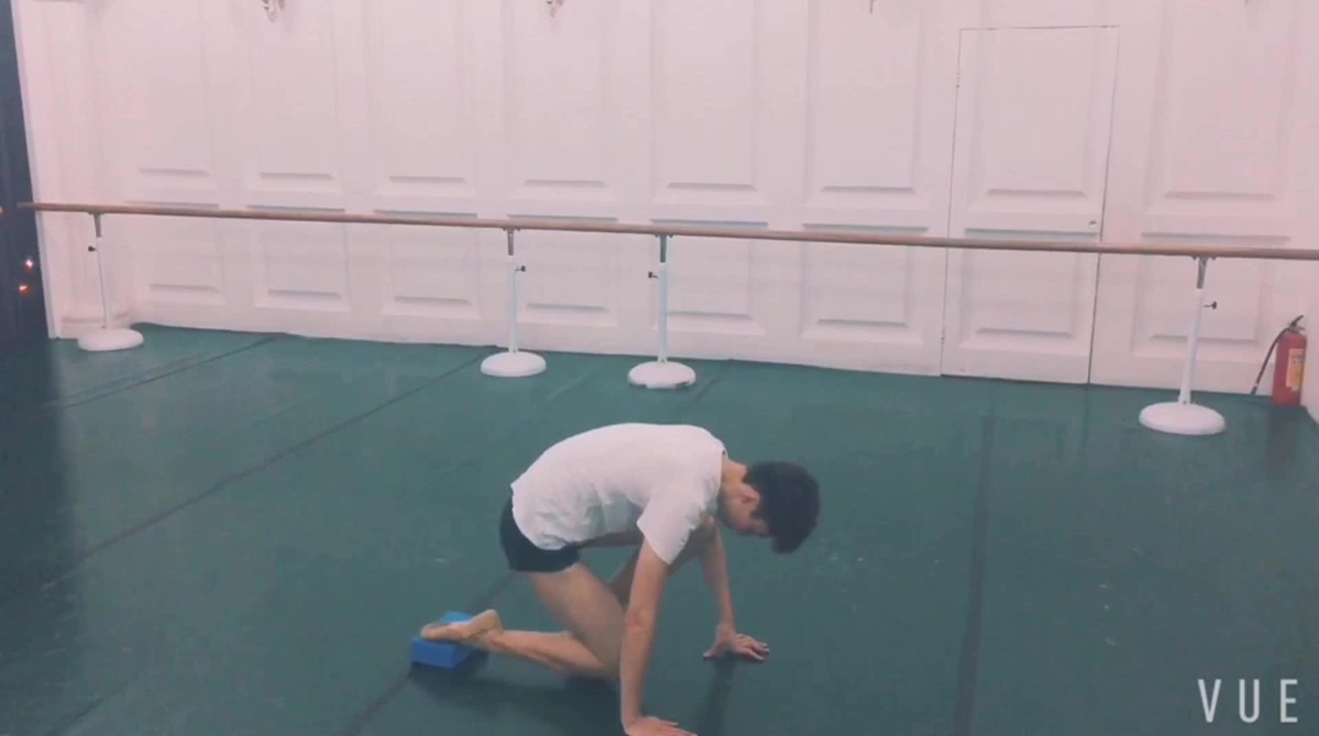 芭蕾压脚背的方法和危害?