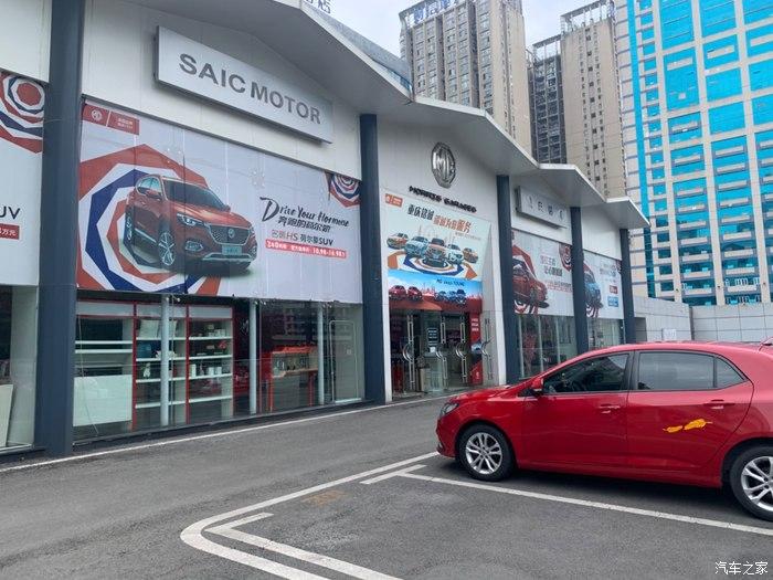 仪表盘显示导航信息,这让我很是羡慕陪他踏上前往4s店的旅途