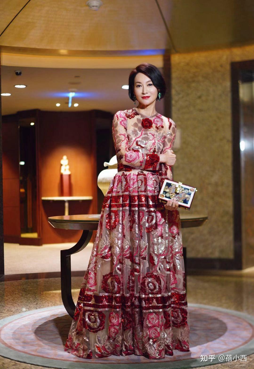 惠英红越老越会穿一袭星空连衣裙配齐肩发走红毯成熟美真高级