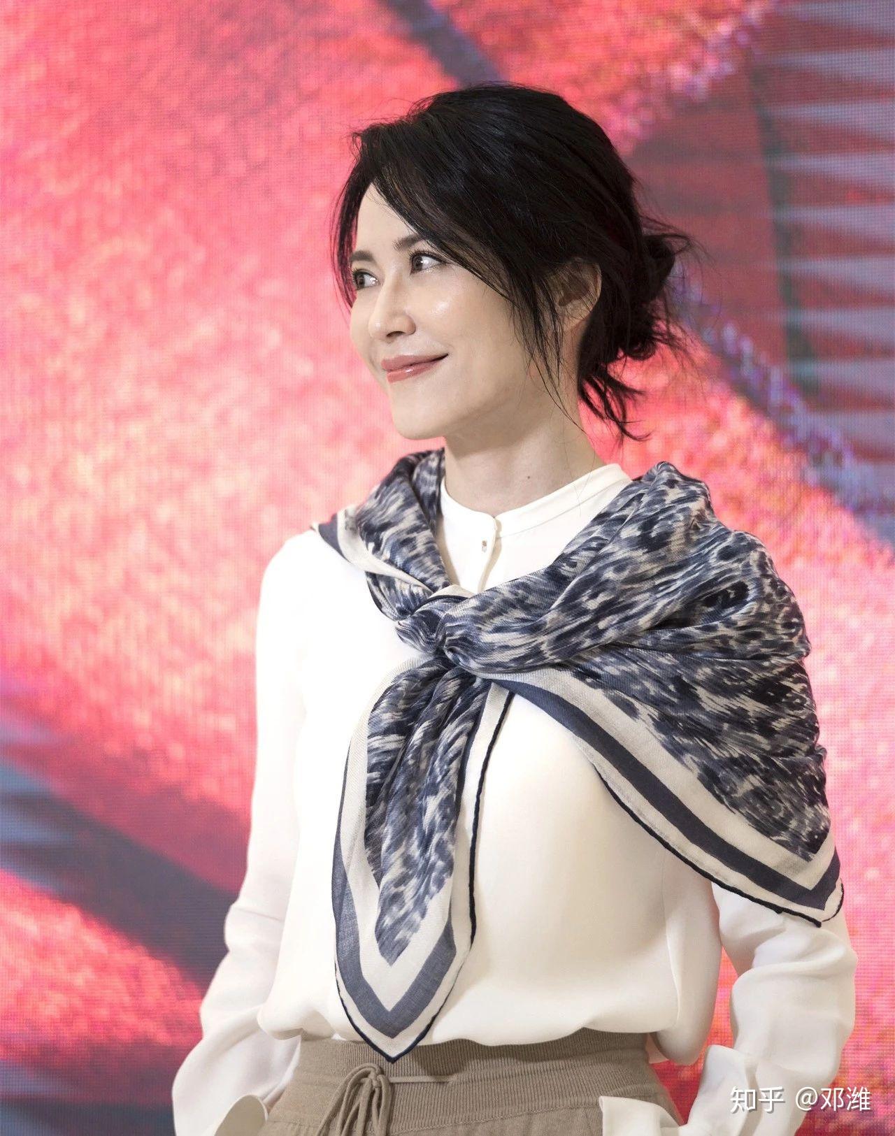 47岁俞飞鸿未婚又怎样20岁的脸2米8气场的衣品戴chaumet活得比谁都好