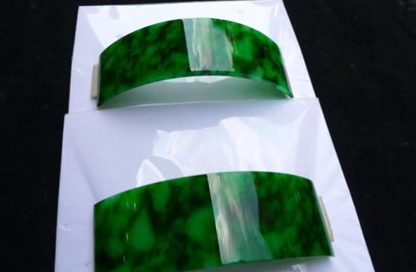 广片是翡翠的一种处理方法,这种加工方法巧妙应用了