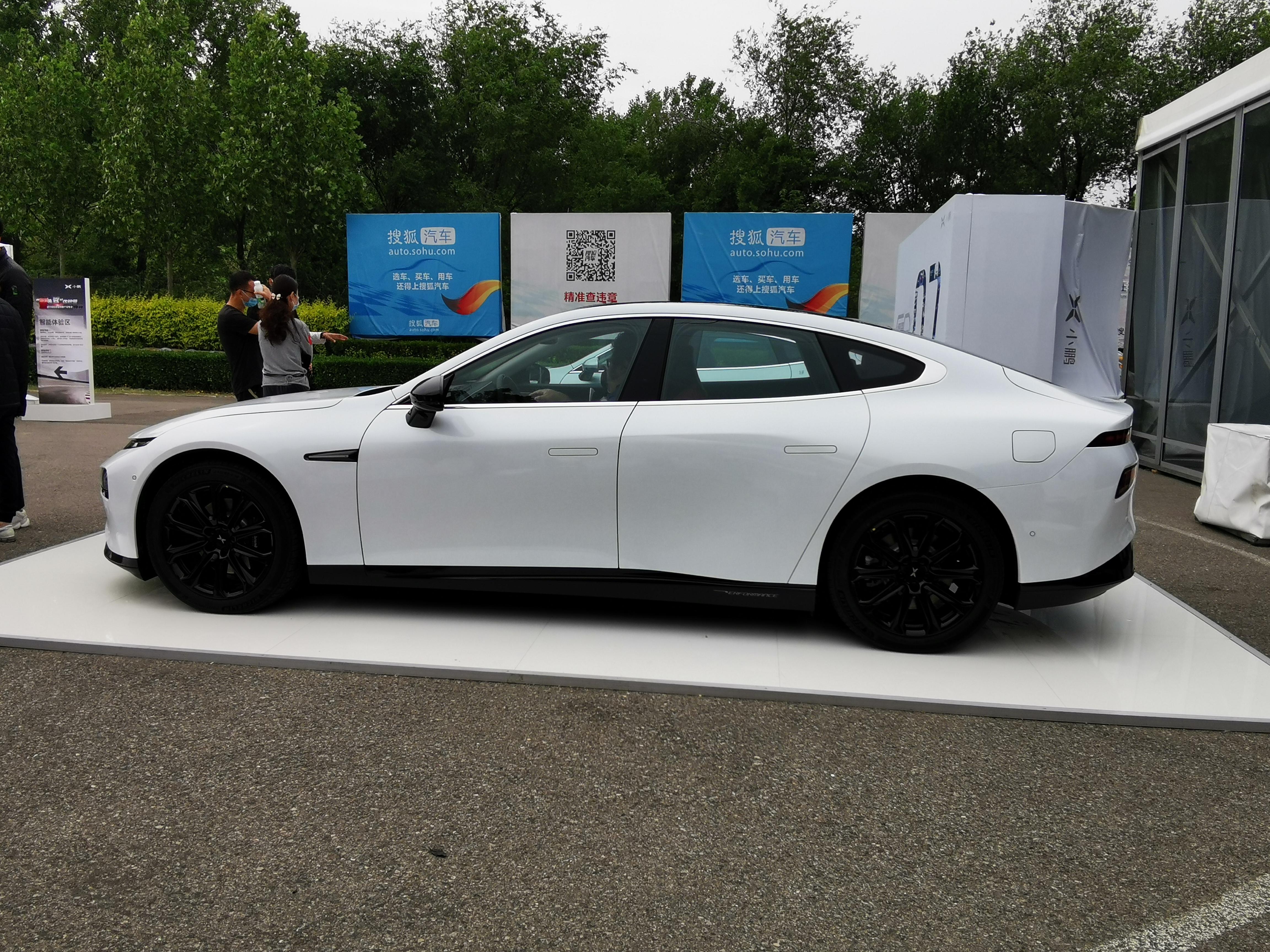 车库微观小鹏p7简单试驾体验