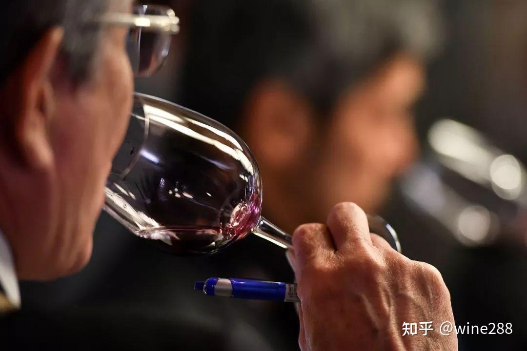 女孩子看了也能学会的品葡萄酒方法空杯闻香简单判断葡萄酒好坏