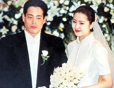 的1995年,她的选择是息影结婚,轰轰烈烈嫁给了三星总裁李健熙的外甥
