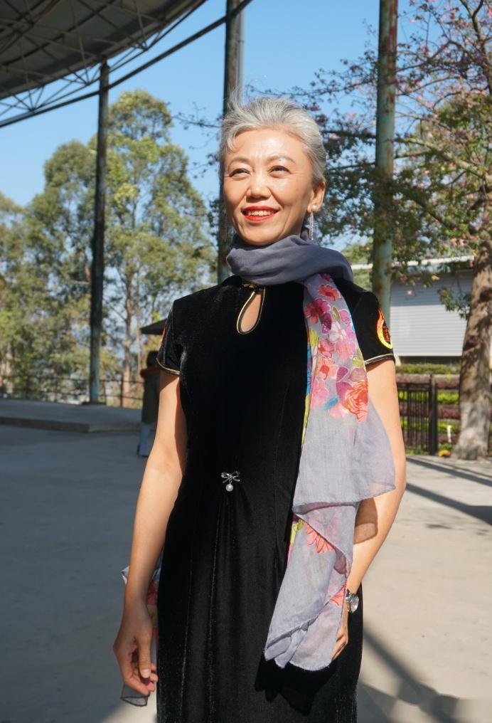 上了年纪的女人,该放任老态,还是故意扮嫩?关键在这3点 - 知乎