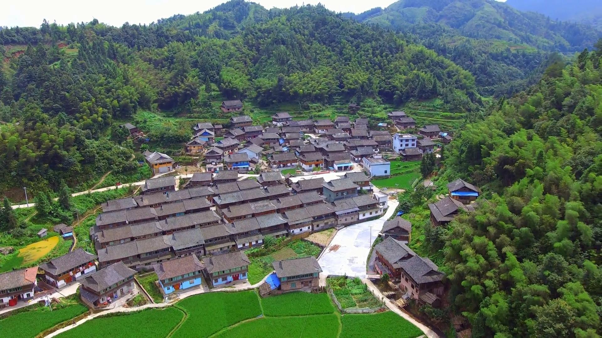 航拍厦蓉高速贵州段,穿越大山,真是太壮观了
