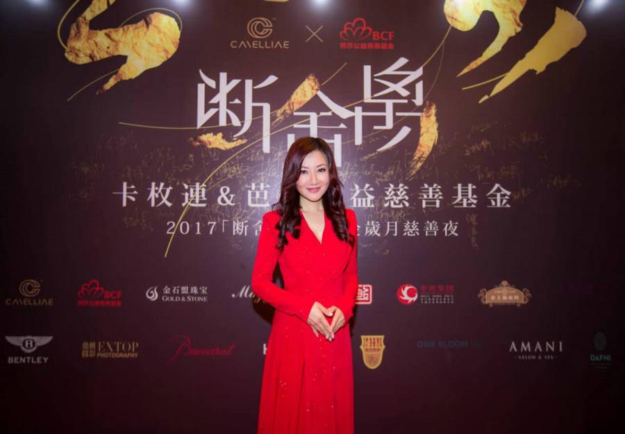 金玲是中国首位获得"金槌奖"的女拍卖师,主持人专业出生,因一次主持