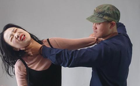 女生喉咙被紧紧的压住,喘不过来气,但她还是快速的逃跑了 小义武术