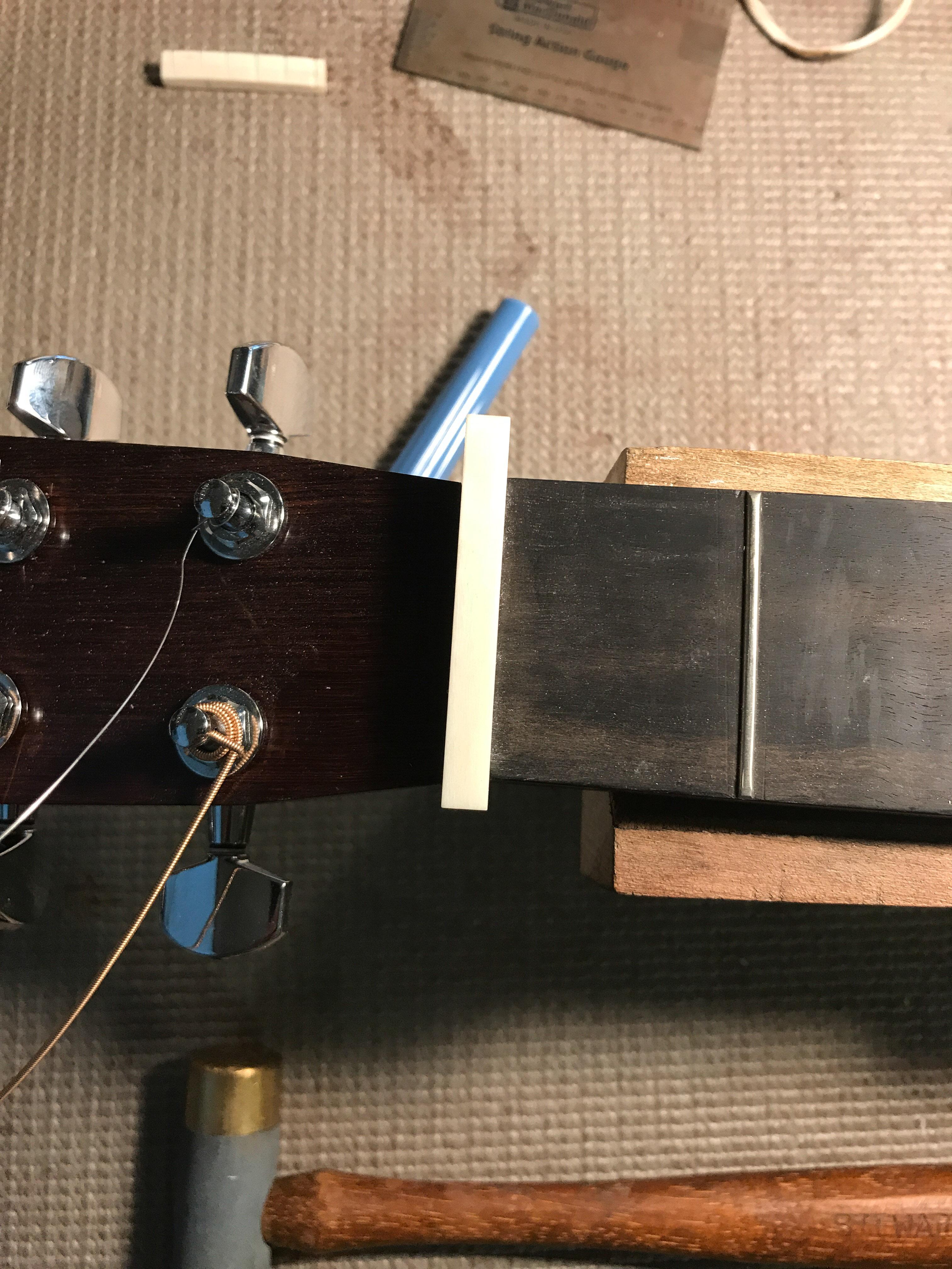 如果是一些老琴请注意,取下琴枕的时候有可能把琴头贴面的漆带掉,由于