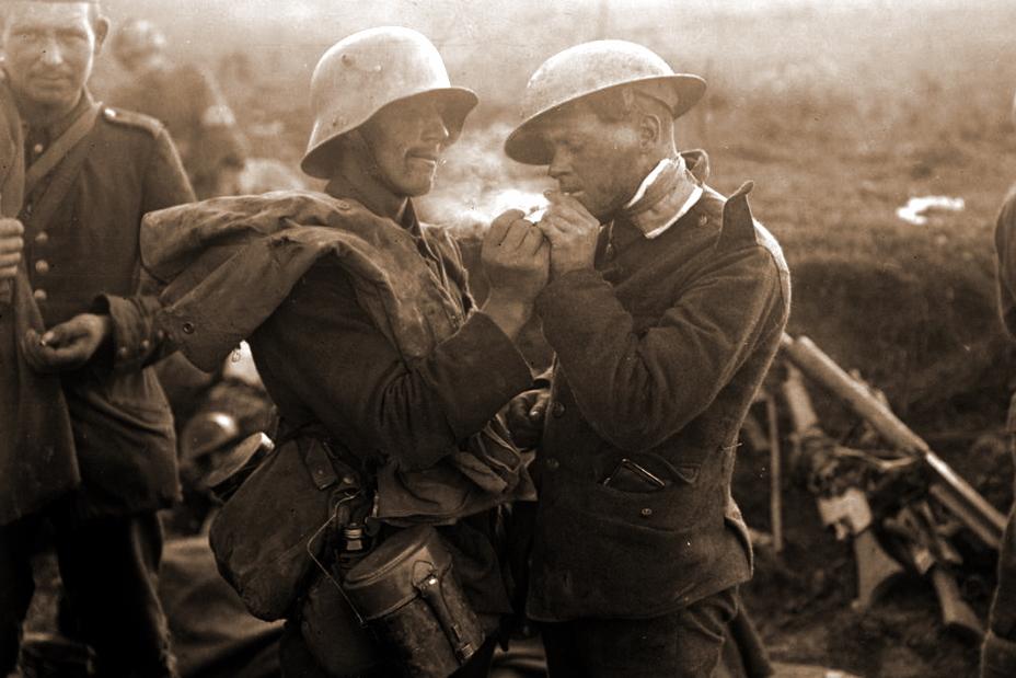 英军士兵和德军战俘一起吸烟烟草在一战期间的广泛使用是应得到极大