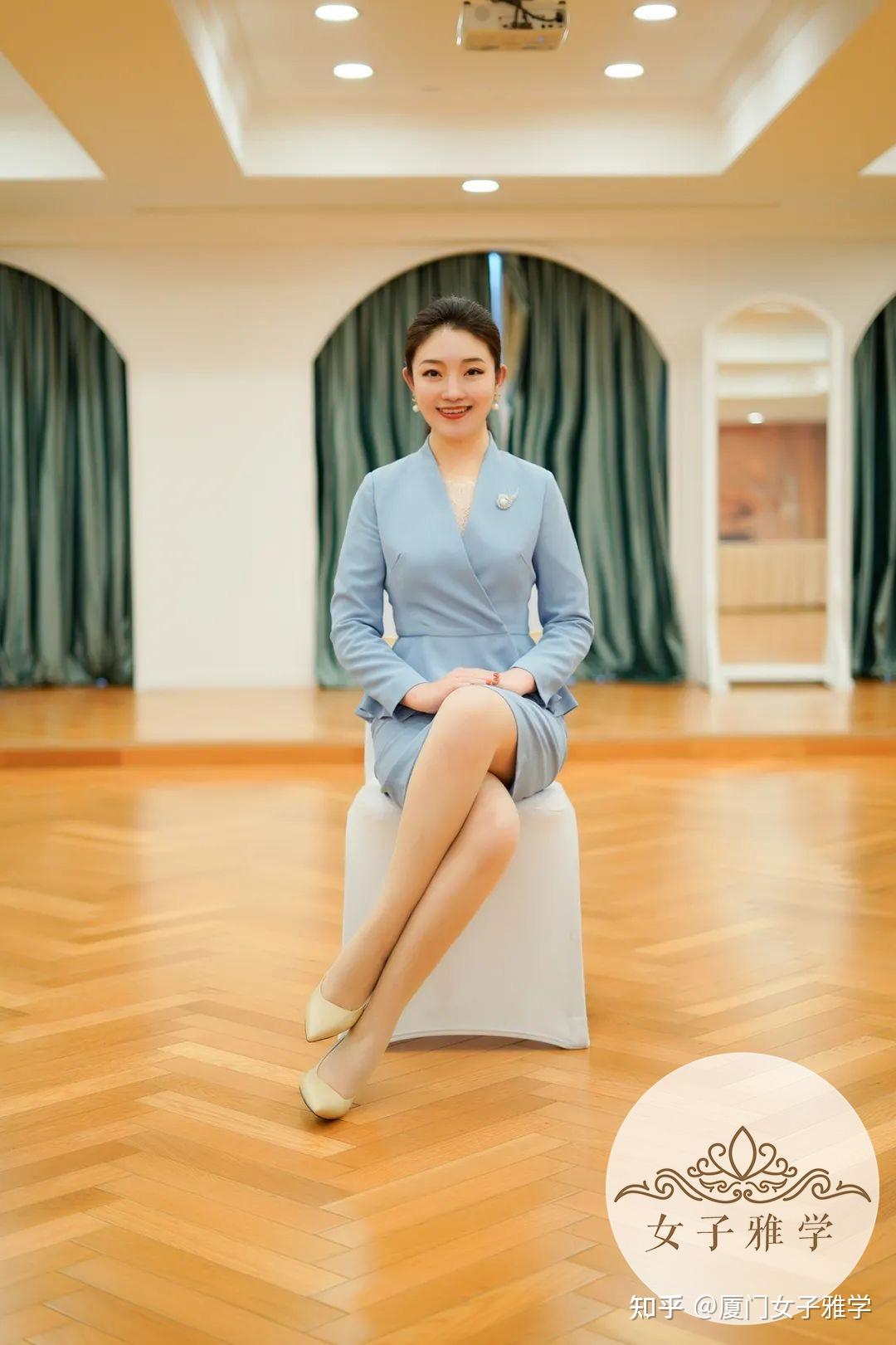 女子雅学礼仪课堂丨得体的坐姿礼仪是怎样的？ - 知乎