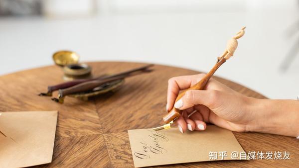 短视频文案脚本模板素材(短视频文案素材：25句抖音超火的爆款短视频金句，一看就会！)